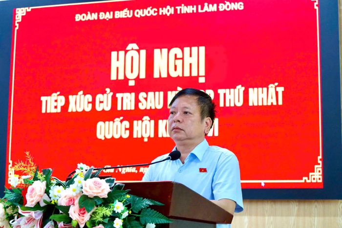 Đồng chí Nguyễn Trường Giang, Phó Chủ nhiệm Ủy ban Pháp luật và Tư pháp của Quốc hội ghi nhận những ý kiến tâm huyết, trách nhiệm của cử tri phường Đông Gia Nghĩa