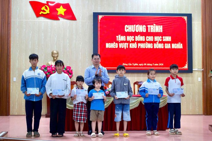 20 học sinh nghèo vượt khó trên địa bàn phường Đông Gia Nghĩa nhận quà tại buổi tiếp xúc cử tri