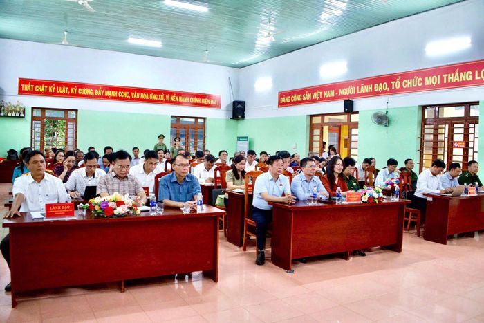 Đại diện lãnh đạo các sở, ngành, địa phương cùng cử tri tham gia hội nghị