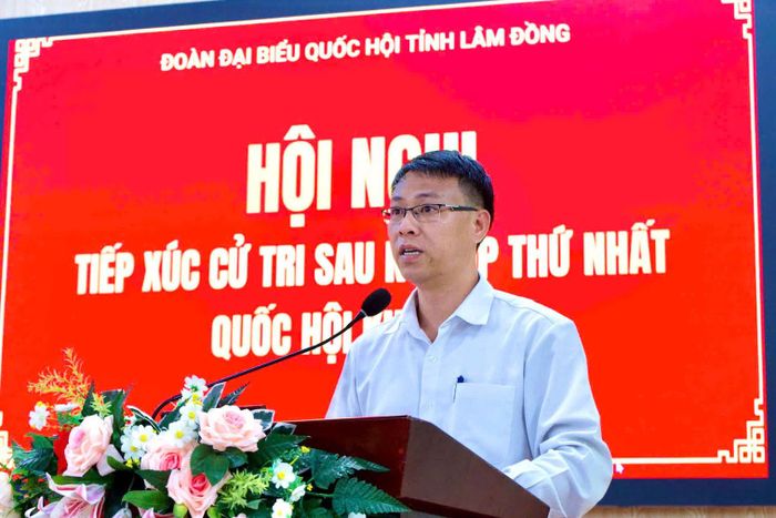 Thay mặt địa phương, đồng chí Hoàng Công Hội, Phó Chủ tịch UBND phường Bắc Gia Nghĩa thông tin các kết quả đạt được 1 năm thực hiện mô hình chính quyền địa phương 2 cấp với các cử tri