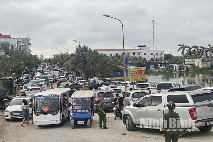 Lực lượng Công an xã tham gia phân luồng giao thông tại khu du lịch biển Thịnh Long