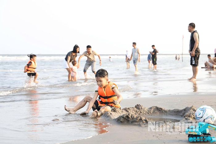 Du khách đã có những trải nghiệm khó quên tại biển Hải Thịnh