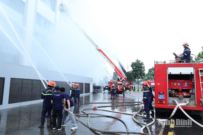 Diễn tập phương án chữa cháy và cứu nạn, cứu hộ nhiều lực lượng tại Khách sạn Pullman Ninh Bình, phường Hoa Lư