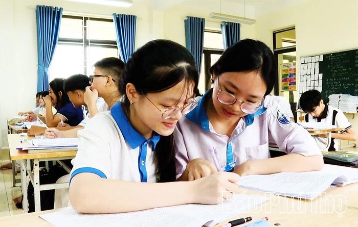 Em Đào Thị Thanh Nga (bên phải, Trường THCS Kim Ngọc) trao đổi bài cùng bạn trong giờ ôn thi vào lớp 10.
