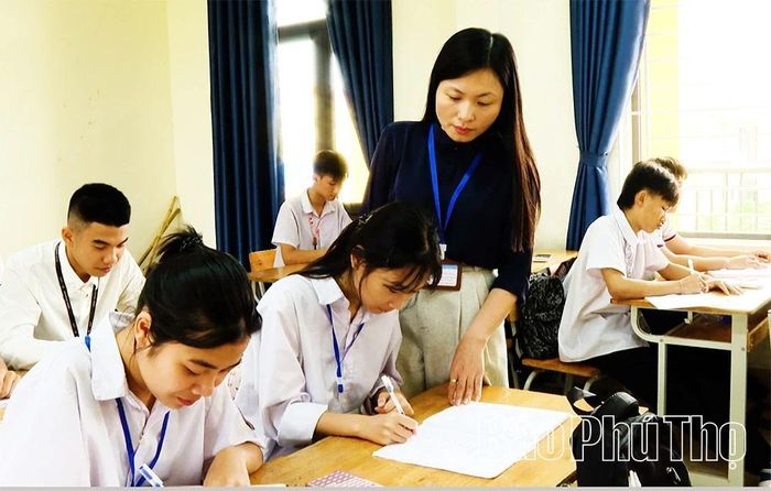 Giáo viên Trường THCS Trung Hà tăng cường ôn luyện cho học sinh trước kỳ thi tuyển sinh vào lớp 10.