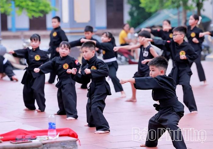 Thiếu niên, nhi đồng tham gia luyện tập võ Bình Định Gia tại miếu Trò, xã Phùng Nguyên.