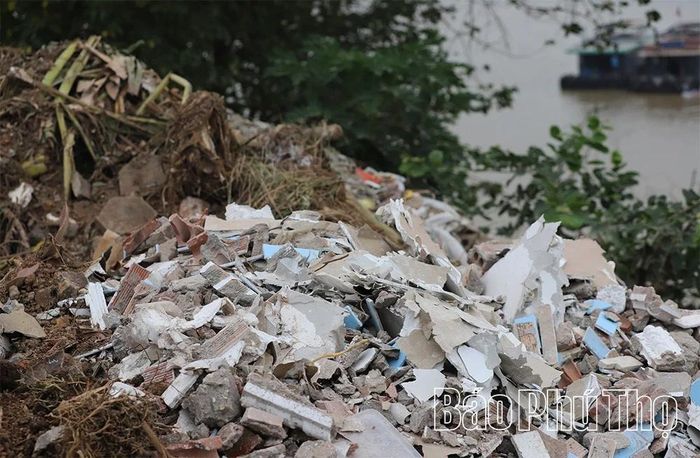 Không chỉ đổ trộm kính vỡ, lượng lớn rác thải xây dựng cũng bị đổ trộm ra bờ sông.