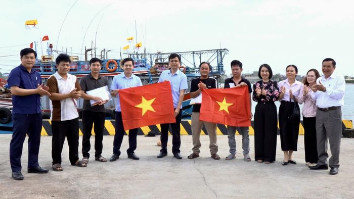  Các địa phương, đơn vị triển khai nhiều hoạt động nhằm tiếp sức cho ngư dân vươn khơi, bám biển - Ảnh: T.A
