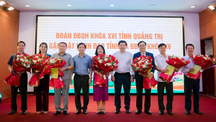 Đồng chí Bí thư Tỉnh ủy Nguyễn Văn Phương và đồng chí Phó Bí thư Thường trực Tỉnh ủy, Trưởng đoàn ĐBQH tỉnh Trần Vũ Khiêm tặng hoa ghi nhận và tri ân những đóng góp tích cực các ĐBQH khóa XV không tái cử - Ảnh: D.L