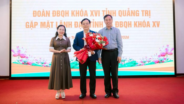 Đồng chí Nguyễn Đăng Quang, Phó Bí thư Tỉnh ủy, Chủ tịch HĐND tỉnh và đồng chí Phạm Thị Hân, Ủy viên Ban Thường vụ Tỉnh ủy, Phó Chủ tịch Thường trực HĐND tỉnh chúc mừng và trân trọng ghi nhận những đóng góp của đồng chí Hoàng Đức Thắng, Phó trưởng đoàn chuyên trách Đoàn ĐBQH tỉnh khóa XV - Ảnh: D.L