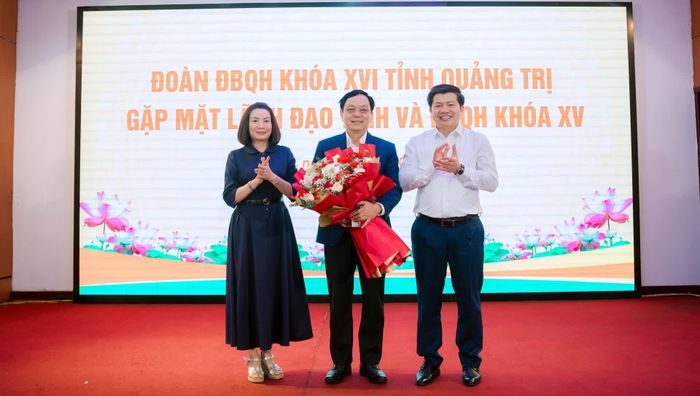 Đồng chí Trần Vũ Khiêm, Phó Bí thư Thường trực Tỉnh ủy, Trưởng đoàn ĐBQH tỉnh và đồng chí Nguyễn Minh Tâm, Phó trưởng đoàn chuyên trách Đoàn ĐBQH tỉnh khóa XVI trân trọng ghi nhận những đóng góp của đồng chí Hoàng Đức Thắng, Phó trưởng đoàn chuyên trách Đoàn ĐBQH tỉnh khóa XV - Ảnh: D.L