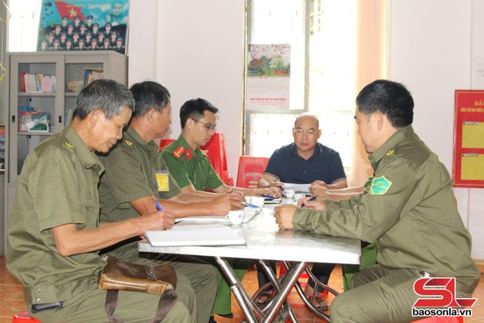 Công an phường Chiềng An và Ban quản lý bản Phứa Cón trao đổi, nắm tình hình an ninh trật tự tại cơ sở.
