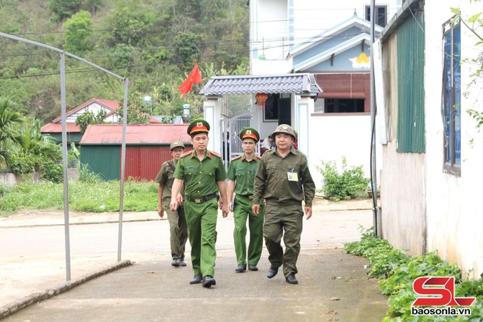 Lực lượng Công an phường Chiềng An phối hợp với Tổ an ninh trật tự cơ sở tuần tra, kiểm soát địa bàn.