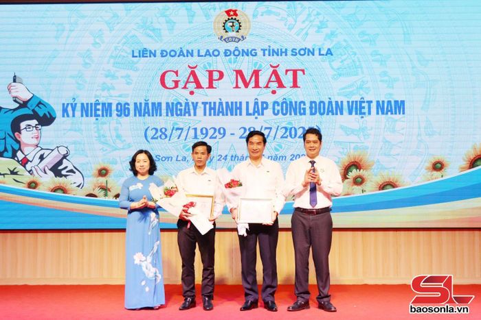 Kỹ sư Bùi Trung Hậu (thứ 2 từ trái sang) nhận Bằng Lao động sáng tạo của Tổng LĐLĐ Việt Nam. Ảnh PV