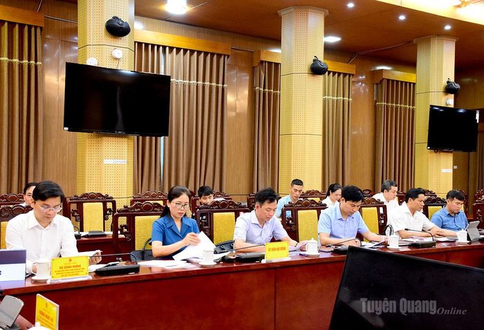 Các thành viên Hội đồng tham gia cuộc họp.