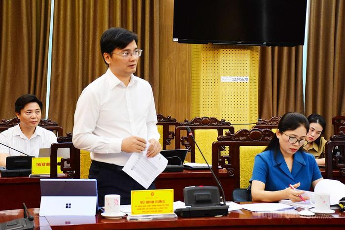 Lãnh đạo Sở Giáo dục và Đào tạo phát biểu tại cuộc họp.