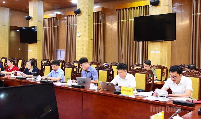 Các thành viên Hội đồng tham gia cuộc họp.
