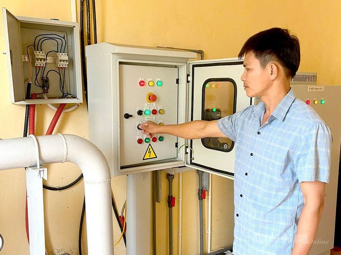 Cán bộ quản lý Công trình cấp nước sinh hoạt xã Yên Sơn kiểm tra vận hành công trình.