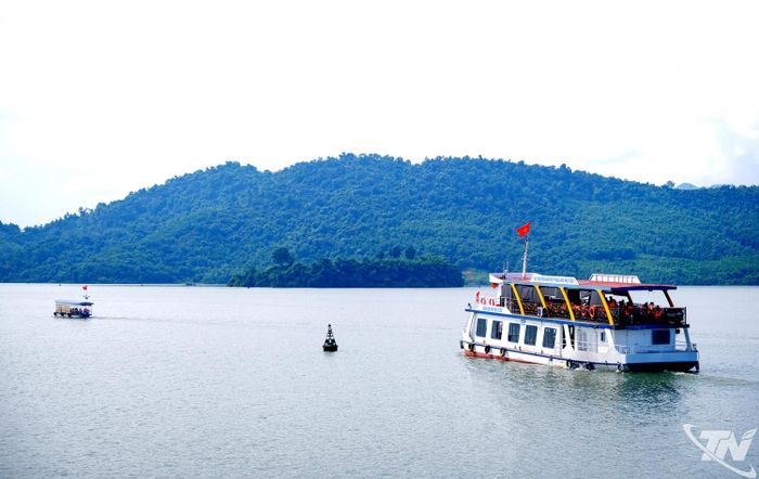 Được thiên nhiên ban tặng nhiều cảnh đẹp làm say lòng người, nhiều năm qua, Thái Nguyên đã khai thác những tiềm năng sẵn có để phát triển du lịch. Trong ảnh: Đến với Khu du lịch hồ Núi Cốc, nhiều du khách lựa chọn đi tàu, ngắm cảnh đẹp trên hồ.