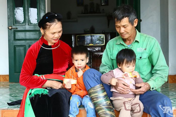 Công việc bận rộn, nhưng hằng ngày vợ chồng ông bà: Tạc Văn Dậu - Hoàng Thúy Nga, xóm Suối Cát, xã An Khánh luôn dành thời gian cho các cháu. Ảnh: T.L