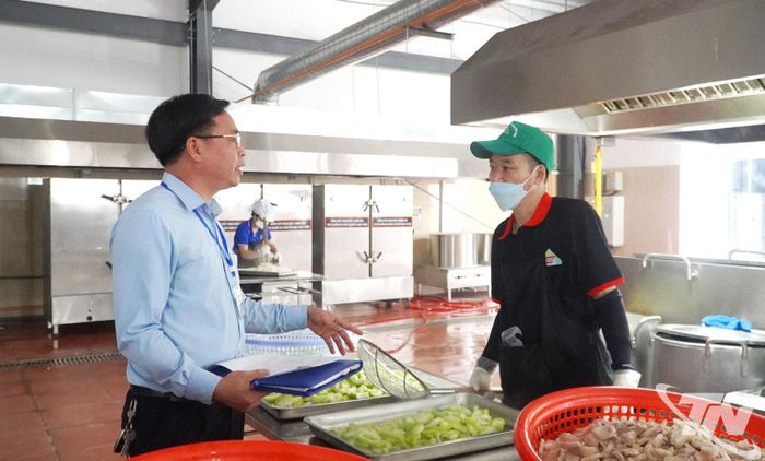 Kiểm tra điều kiện đảm bảo an toàn thực phẩm tại bếp ăn tập thể của doanh nghiệp.