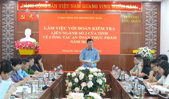 Đoàn kiểm tra liên ngành an toàn thực phẩm số 2 của tỉnh Thái Nguyên kiểm tra tại phường Đức Xuân.