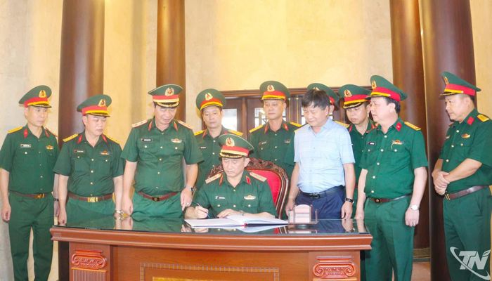 Trung tướng La Công Phương ghi sổ lưu niệm tại Khu tưởng niệm Đại tướng Võ Nguyên Giáp.