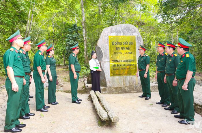 Đoàn công tác tham quan Sở Chỉ huy Chiến dịch Điện Biên Phủ.