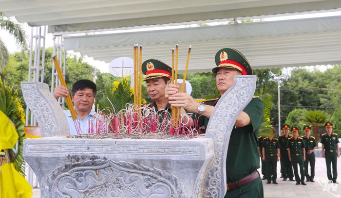 Đoàn công tác dâng hương tưởng niệm các Anh hùng liệt sĩ tại Nghĩa trang Liệt sĩ Tông Khao - Điện Biên Phủ.
