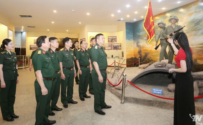 Đoàn công tác của Quân khu 1 tham quan Bảo tàng Chiến thắng lịch sử Điện Biên Phủ.