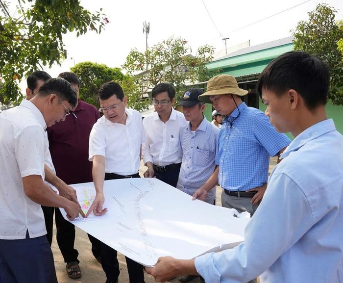 Lãnh đạo thành phố kiểm tra tiến độ các dự án trên địa bàn. Ảnh: Ngọc Minh 