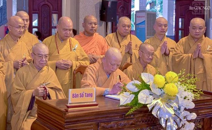 Hòa thượng Thích Lệ Trang ký sổ tang lưu niệm