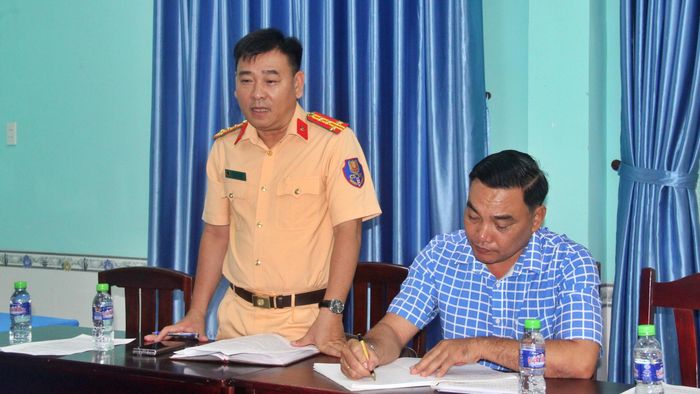 Đại tá Bùi Trung Kiên, Trưởng phòng Cảnh sát giao thông, Công an tỉnh Cà Mau nêu giải pháp đảm bảo an toàn giao thông đường thủy tại hai bến đò vào chùa Hưng Thiện.