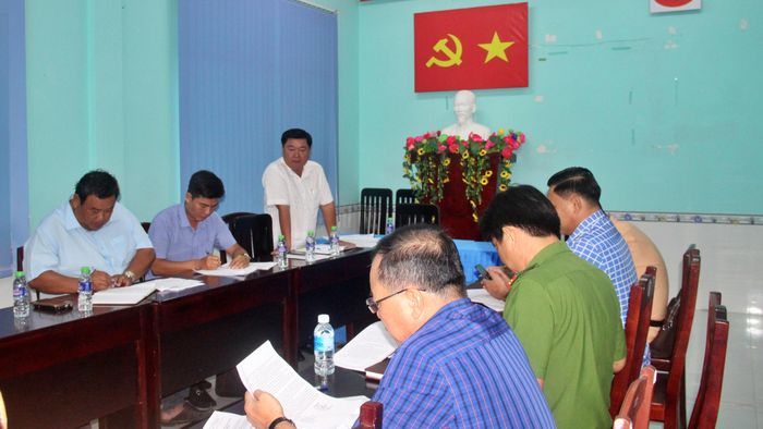 Ông Trương Quốc Việt, Chủ tịch UBND xã Hưng Hội trao đổi tại buổi làm việc với đoàn kiểm tra.