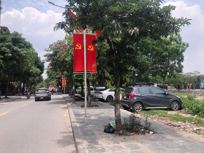 Có hàng trăm khung sắt như vậy dọc vỉa hè đường Kim Giang, phường Định Công.