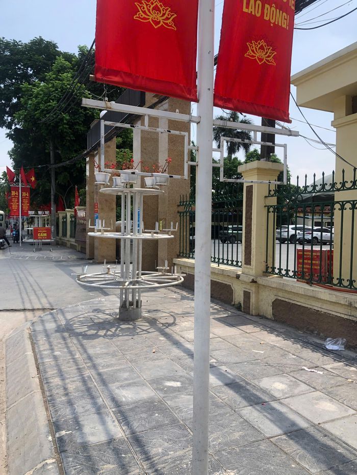 Khung sắt ngang tầm đầu người ở cổng UBND phường Định Công có thể gây nguy hiểm cho người đi đường.