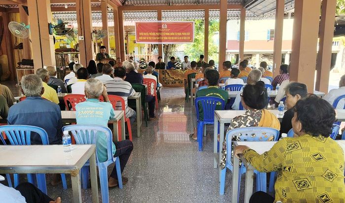 Công an xã phối hợp với trụ trì chùa Văn Râu tuyên truyền về phòng chống cháy nổ và các loại tội phạm, tệ nạn ma túy. Ảnh: Tiến Tầm
