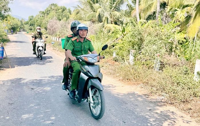 Công an xã phối hợp cùng các lực lượng tăng cường công tác tuần tra, kiểm soát trên địa bàn. Ảnh: Tiến Tầm