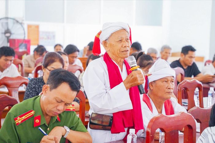 Cử tri xã Tuy Phong phát biểu kiến nghị