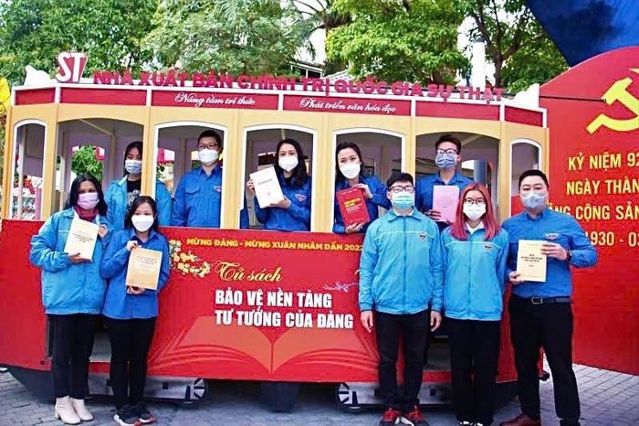 Tủ sách “Bảo vệ nền tảng tư tưởng của Đảng” của Nhà xuất bản Chính trị quốc gia Sự thật tại phố sách Hà Nội, phục vụ bạn đọc rộng rãi từ năm 2022 đến nay