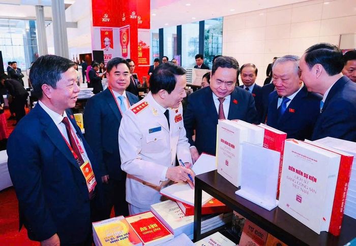 Chủ tịch Quốc hội Trần Thanh Mẫn và các đại biểu dự Đại hội XIV của Đảng tham quan không gian trưng bày sách của Nhà xuất bản Chính trị quốc gia Sự thật tại Đại hội, ngày 21/1/2026