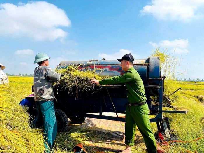 Thượng tá Nguyễn Thanh Dũng, Trưởng Công an xã Đồng Lộc chia sẻ, với tinh thần “Lúc dân cần, lúc dân khó – có Công an”, khi những cánh đồng lúa của người dân trong xã bị đổ gãy do mưa dông, các cán bộ, chiến sĩ của đơn vị đã nhanh chóng triển khai các phương án hỗ trợ người dân thu hoạch lúa một cách nhanh nhất