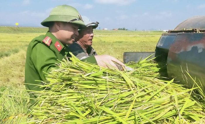 “Đơn vị tập trung ưu tiên những hộ gia đình khó khăn, như gia đình anh Sơn, chị Tâm ở thôn Trung Long. Các cán bộ chiến sĩ của đơn vị đã xuống giúp gia đình thu hoạch xong 3 sào lúa. Thực hiện hiệu quả phong trào thi đua Ba nhất của Bộ Công an phát động: Kỷ luật nhất - Trung thành nhất - Gần dân nhất, không chỉ gặt lúa giúp bà con mà với tinh thần “Lúc dân cần, lúc dân khó – có Công an”, chúng tôi luôn có mặt để hỗ trợ người dân”, Thượng tá Nguyễn Thanh Dũng chia sẻ. Trong ảnh là Đại úy Nguyễn Doãn Đông, Phó trưởng Công an xã Đồng Lộc giúp người dân tuốt lúa