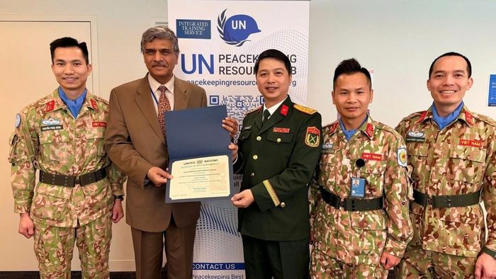 Trưởng Cơ quan Huấn luyện tích hợp (ITS) trao chứng nhận Khóa huấn luyện UNSOC của Cục Gìn giữ hòa bình Việt Nam đạt chuẩn huấn luyện tiền triển khai của Liên Hợp Quốc. Ảnh: CGGHBVN