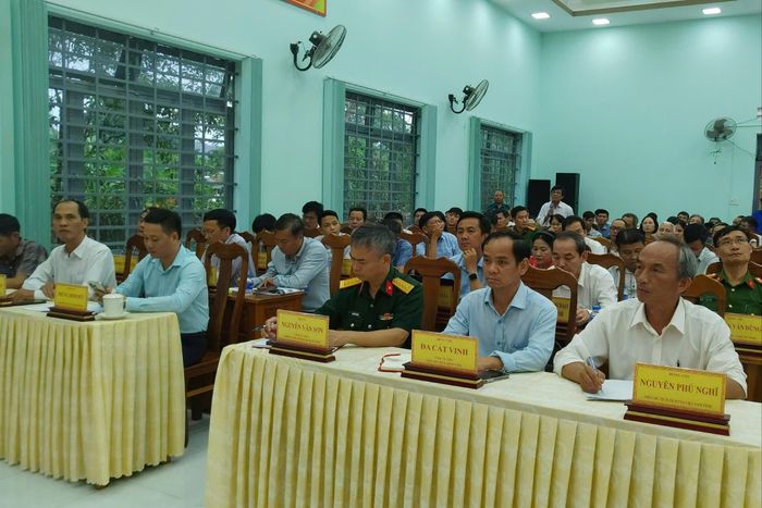 Các đại biểu dự buổi tiếp xúc cử tri