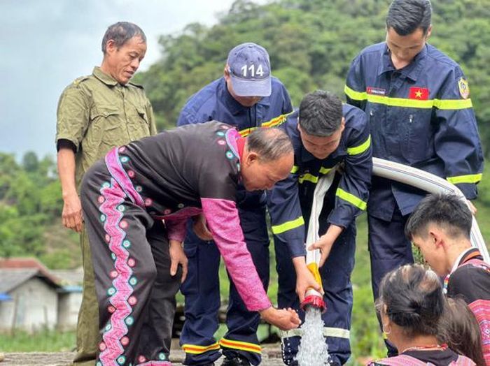 Người dân vui mừng đón nguồn nước sạch.