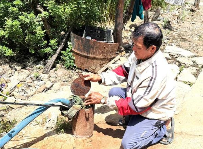 Ông Lê Văn Hải cho biết cả giếng đào và giếng khoan của gia đình ông đều không thể dùng được.