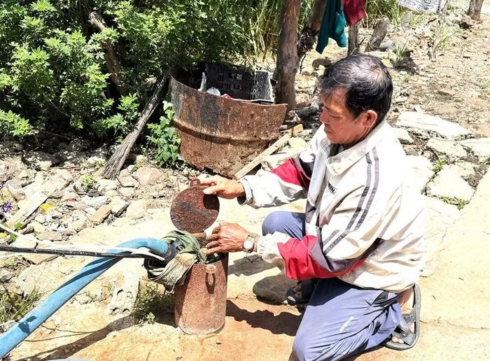 Ông Lê Văn Hải cho biết cả giếng đào và giếng khoan của gia đình ông đều không thể dùng được.