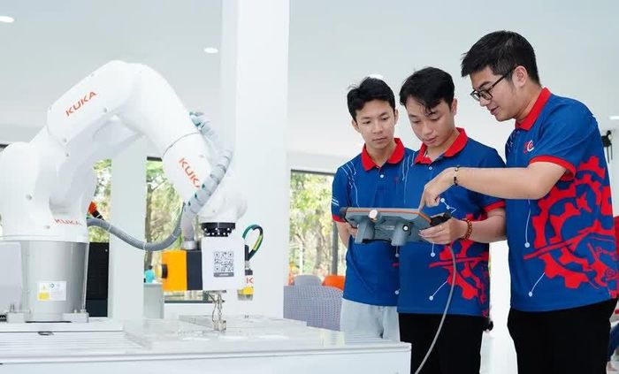 Sinh viên Trường Đại học Bách khoa, Đại học Đà Nẵng tại Trung tâm Đào tạo, nghiên cứu và phát triển ứng dụng robot công nghiệp và trí tuệ nhân tạo.