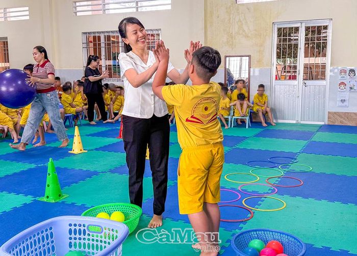 Niềm vui của cô Trần Ngọc Mỹ và học trò nhỏ khi hoàn thành buổi học.
